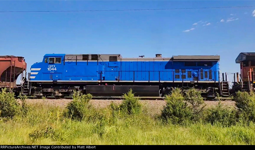 CEFX 1044 throttling up on a grainer that just got a green